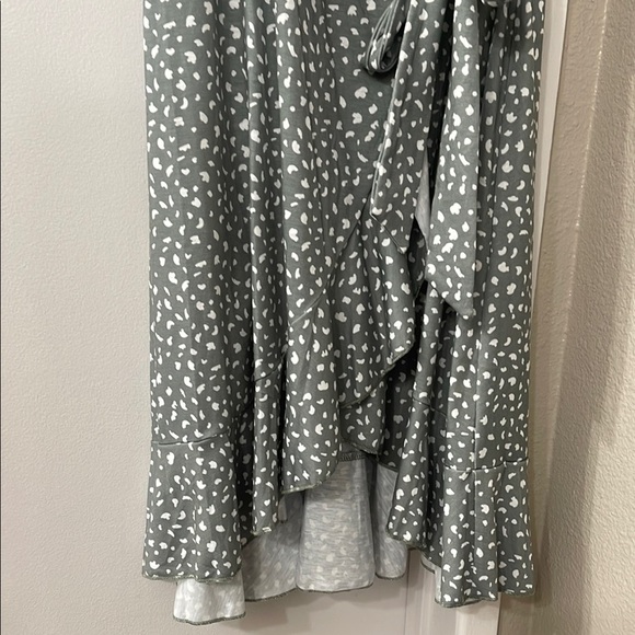 Elegant Green and White Midi Dress - Picture 6 of 11